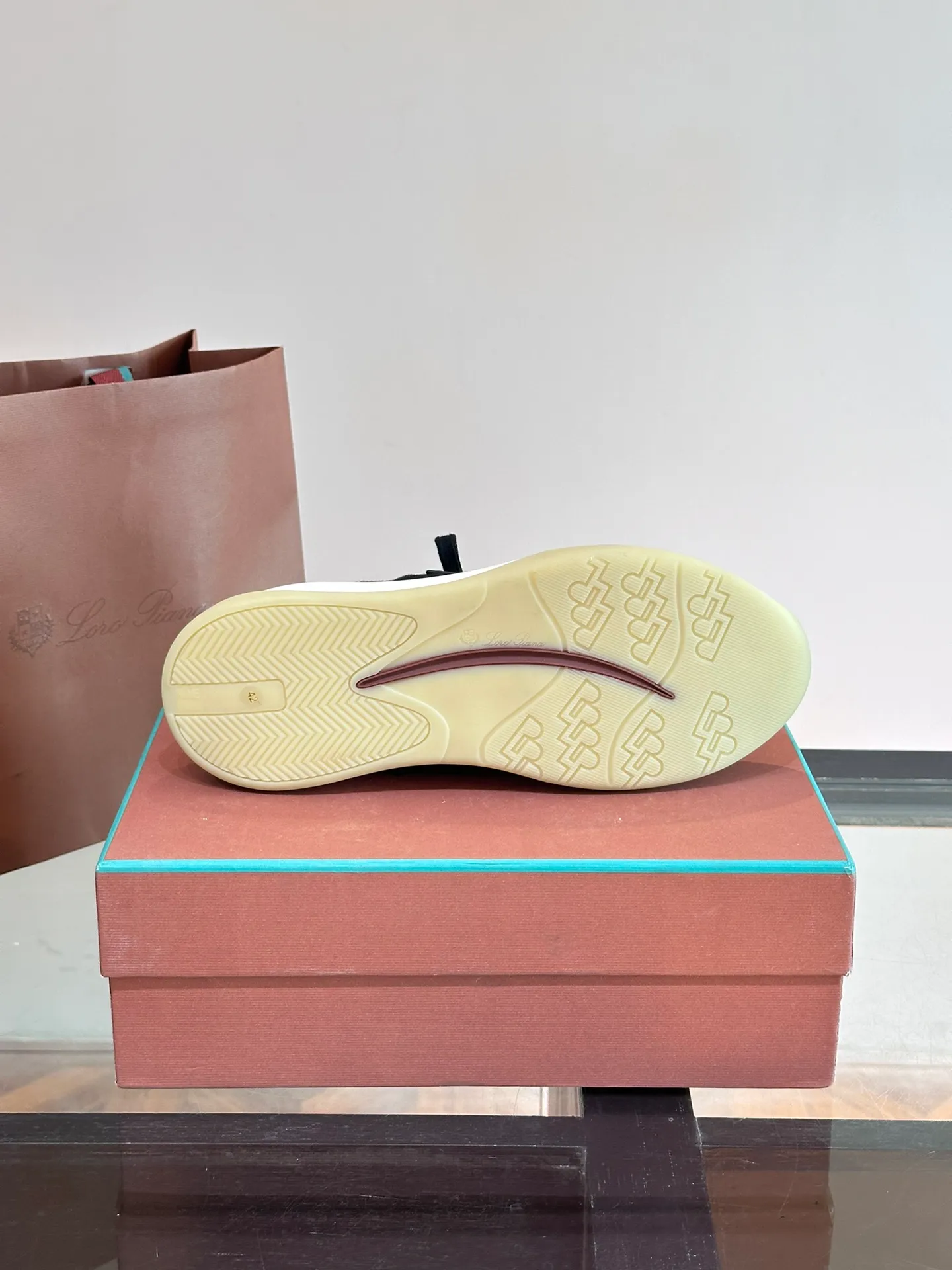 Factory price: 500💰Loro men's shoes💰iana/nuoyoupiana 410 L men's shoes💰 Walk Wish men's sneakers. This sneaker redefines the iconic 360 L men's shoes from a modern perspective💰, using a new shape and a wider silhouette design to create an extraordinary comfortable wearing experience. The ultra-light sole creates a charming modern aesthetic, with a classic slip-on construction and extra laces to wrap your foot for comfort. Smooth calfskin and wool pique knit uppers are paired with a combination suede calfskin lining and logo calfskin foot pads for ultimate comfort and breathability. The toe is inlaid with soft suede embellishments, the heel has contrasting line details, and is matched with an EVA foam and rubber outsole. The upper foot is light, soft and shock-absorbing, making it suitable for daily wear in all seasons. Comes with a full set of original packaging and complete information! Size: 39-44 (45, 46 can be customized)